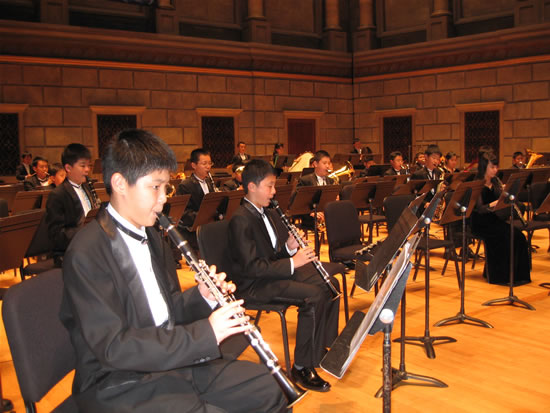 这是市少年宫少儿交响管乐团首次参加世界级器乐团体