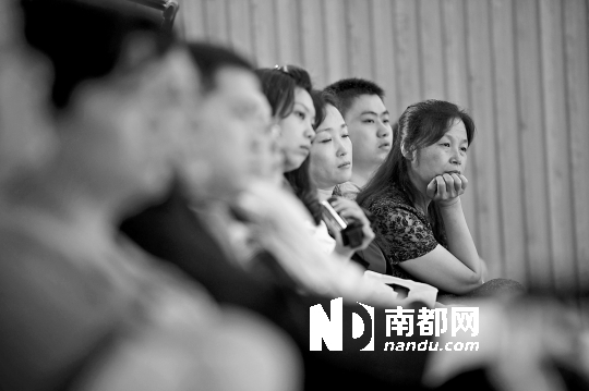     听众沉浸在邓奇奇的音乐旋律中。 南都记者 陈文才 摄