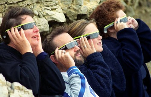 游客戴着防护眼镜观看日全食