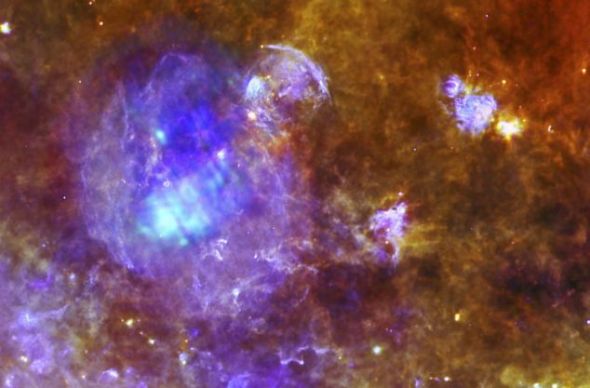 美国宇航局公布的一幅图像，展示了壮观的超新星残余W44。W44是一个紫色球，占据了图像的左手侧，直径大约在100光年左右