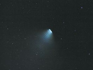 图为天文爱好者拍摄到的“缓缓移动的扇形发光体” 