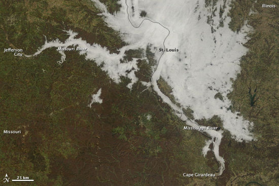 美国国家航空航天局地球观测站今日公布了一张卫星照片，展示了美国密苏里河和密西西比河上空的大雾景象。