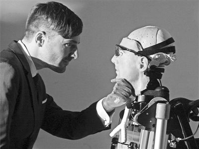 拥有一个仿生肢的贝托尔特·迈耶博士与仿生机器人“雷克斯”