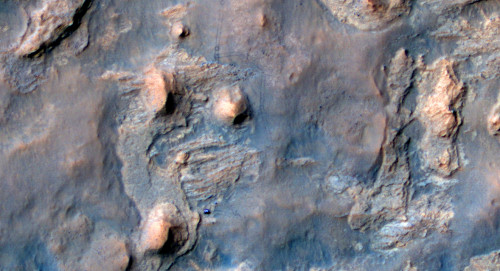 NASA公布的图片，显示“好奇”号正在对一个小山峰进行探测。