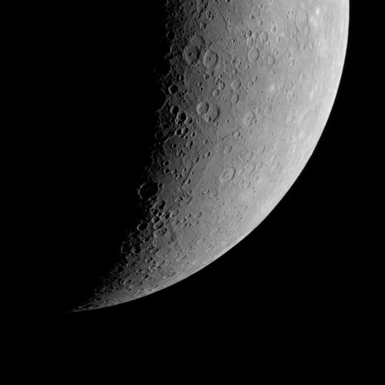 这张照片拍摄于2012年2月4日，图像中央位置可以看到Terror Rupes地区，这是一个狭长的悬崖状地形，是水星上最明显的叶片状悬崖地形